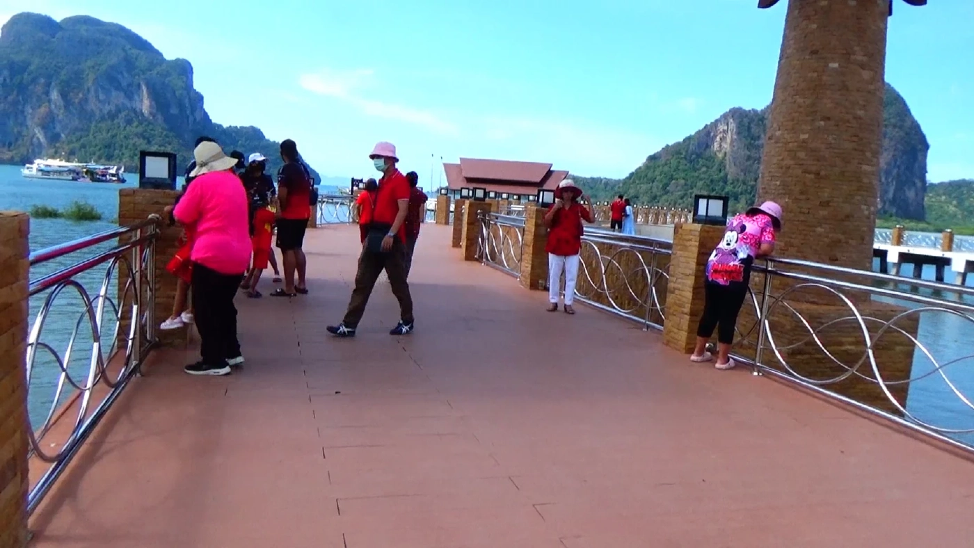 นักท่องเที่ยวแห่ใช้คนละครึ่งวันแรกคึกคัก