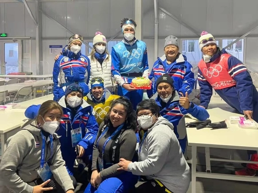 (ภาพจากสถานเอกอัครราชทูต ณ กรุงปักกิ่ง : คณะเจ้าหน้าที่สถานเอกอัครราชทูต ณ กรุงปักกิ่ง และคณะผู้แทนไทยบางส่วน ร่วมฉลองวันคล้ายวันเกิดของมรรค จันเหลือง วันที่ 9 ก.พ. 2022)