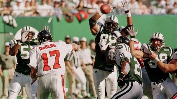 (เดอเบิร์ก เป็นจอมทัพตัวจริงที่อายุมากสุดในประวัติศาสตร์ ในนัดแพ้ เจ็ตส์ / ภาพ Sports Illustrated)