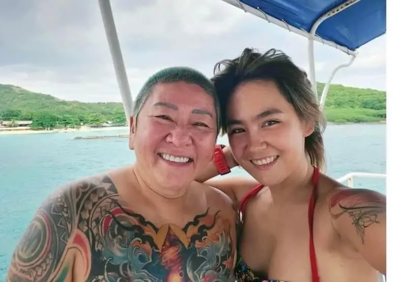 อัปเดต ‘ป๋าต๊อบ ’ หลังเข้า รพ. ผ่าตัด สาว ‘ปีใหม่’ คอยดูแลไม่ห่าง