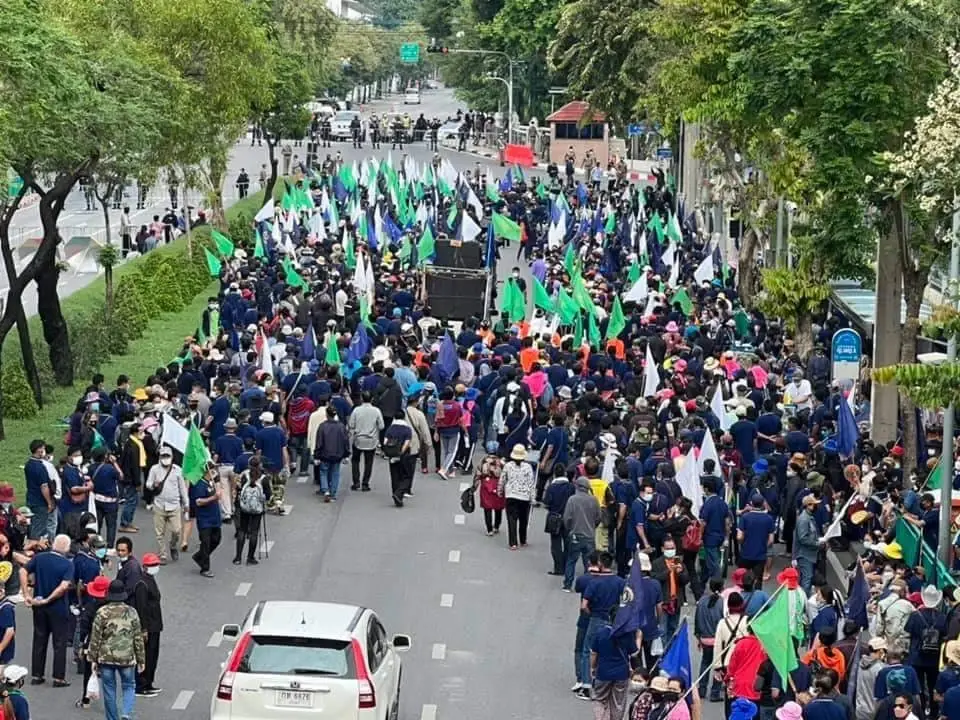 กลุ่มอาชีวะพิทักษ์ประชาชน จี้รัฐบาลชี้แจงปัญหาเตียงขาดและการขายยาฟาวิฯ