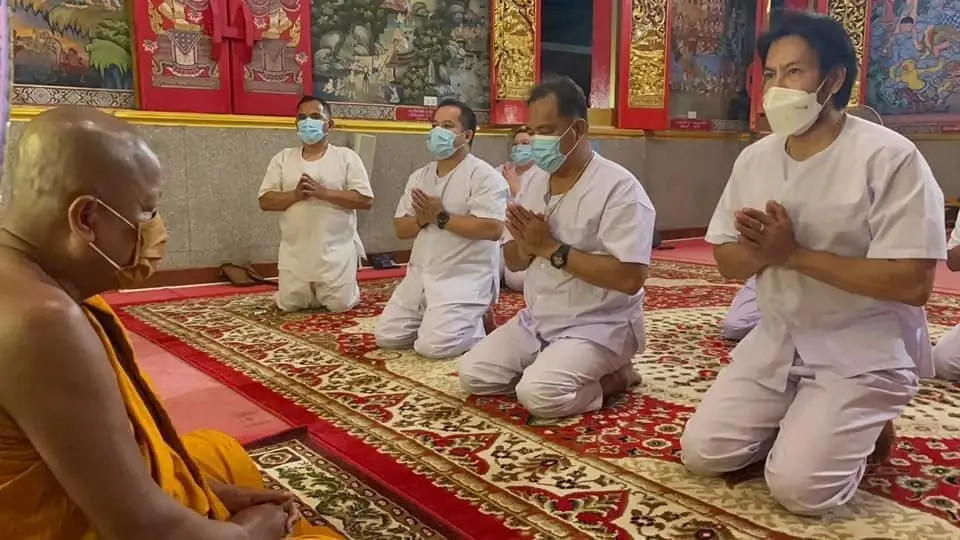 “บิณฑ์ บรรลือฤทธิ์”  นุ่งขาวห่มขาวเข้าวัดถือศิล 8ในวันมาฆบูชา