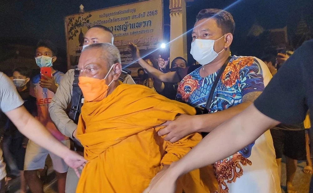 ตำรวจ ชี้ อดีตเจ้าอาวาส "ยางรัดผม" ไม่มีความผิดอาญา ต้องปล่อยตัว