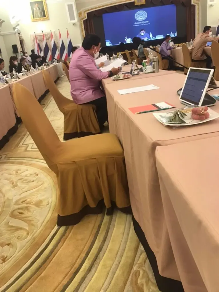 สาธิต เปิดภาพประชุม ครม. สุดโหรงเหรง เหน็บเว้นระยะห่างตามมาตรการ สธ.