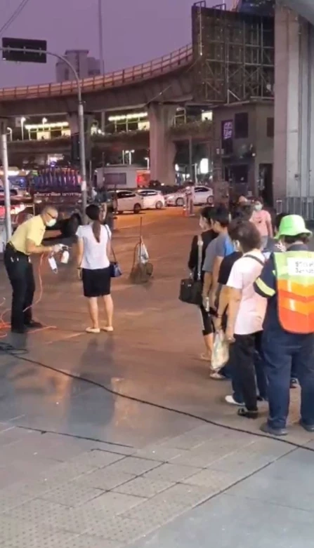 &quot;เค เยาวราช&quot; ฉีดพ่นยาฆ๋าเชื้อโควิด-19 ให้ ปชช. ย่านอนุสาวรีย์ชัยฯ