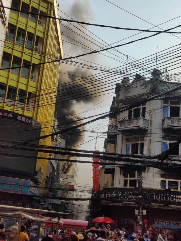 ไฟไหม้ย่านเยาวราช-สำเพ็ง เป็นโกดังเก็บของเล่น ชาวบ้านวิ่งหนีกันอลหม่าน