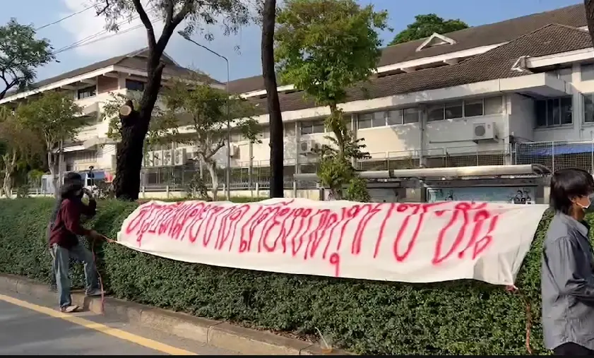 กลุ่มอาชีวะพิทักษ์ประชาชน จี้รัฐบาลชี้แจงปัญหาเตียงขาดและการขายยาฟาวิฯ