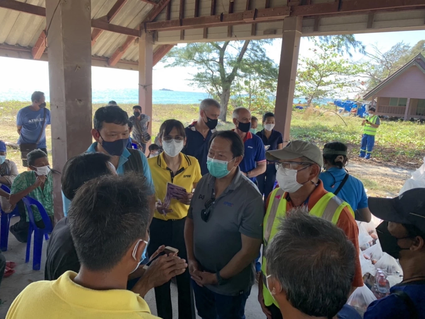 บริษัทน้ำมันรั่ว มอบถุงห่วงใยเยียวยาชาวประมงเบื้องต้น