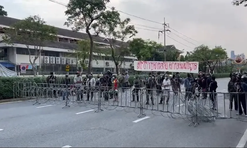กลุ่มอาชีวะพิทักษ์ประชาชน จี้รัฐบาลชี้แจงปัญหาเตียงขาดและการขายยาฟาวิฯ
