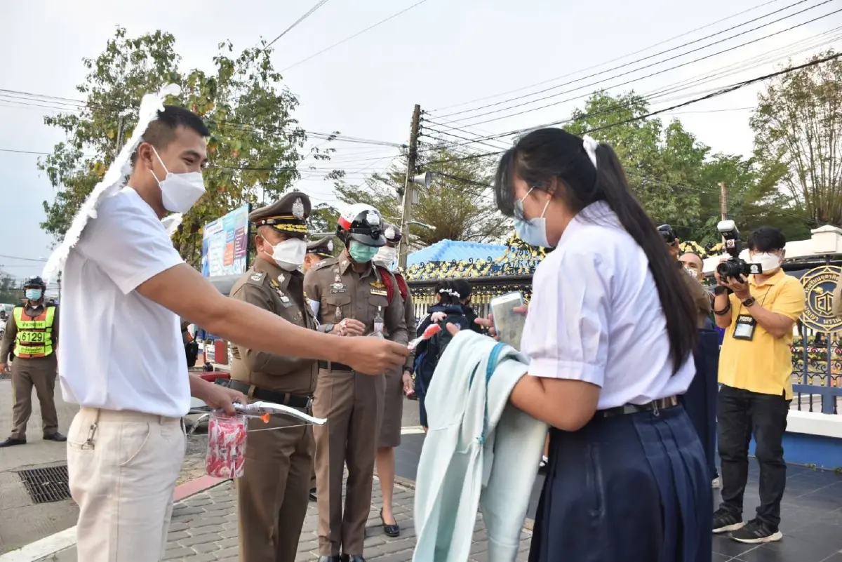 ตำรวจอุตรดิตถ์ ถอดเครื่องแบบ ใส่ชุดคิวปิดแจกอมยิ้มแทนใบสั่ง