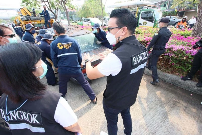 กทม. ลุยเก็บซากรถถูกจอดทิ้ง หากนำไปสู่การจับปรับคนแจ้งได้ครึ่งหนึ่ง