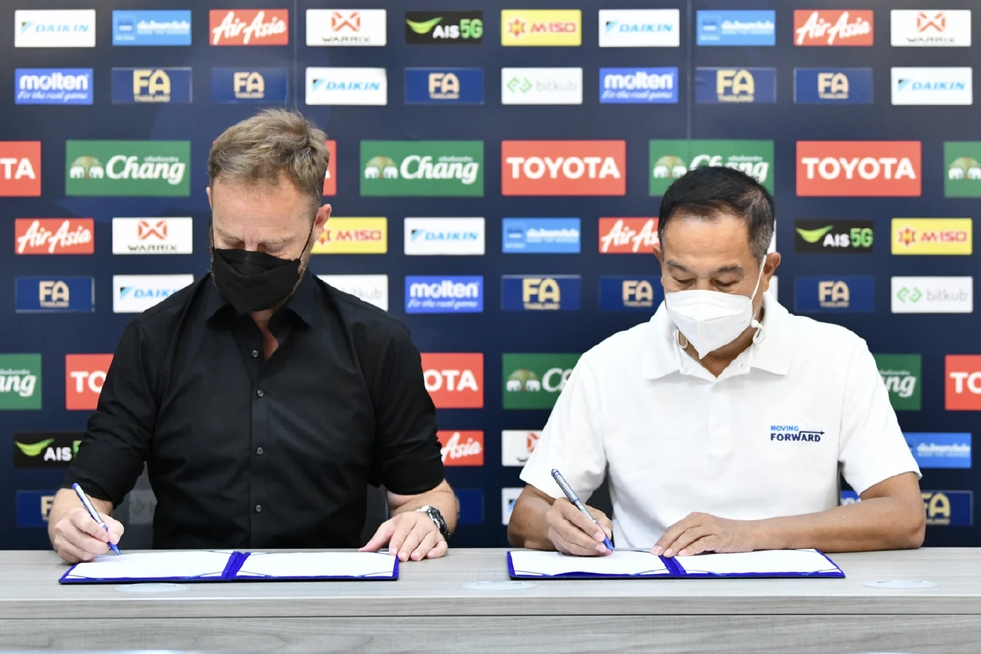 ส.บอล ต่อสัญญา "มาโน่" คุมทัพช้างศึกถึงปี 2023