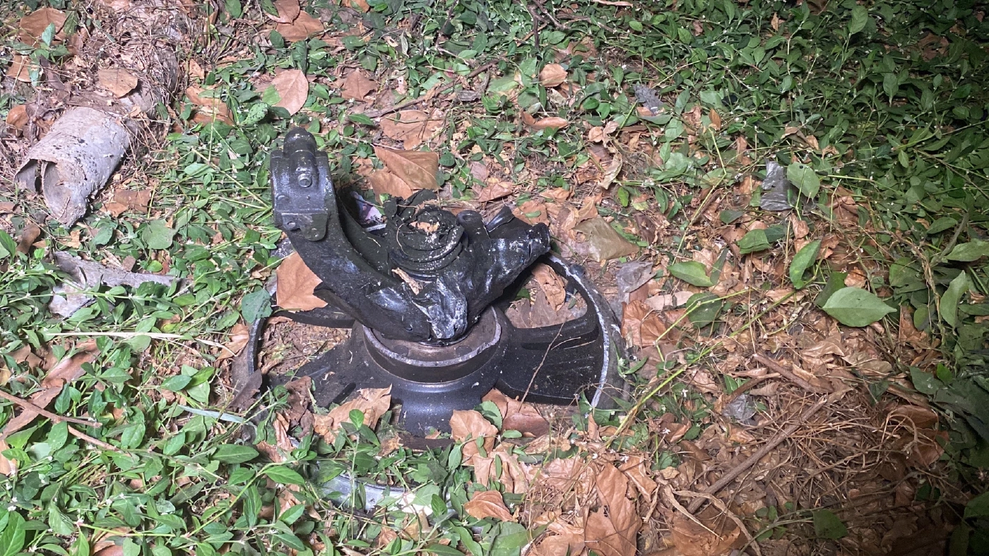 หนุ่มซิ่งเก๋งเสียหลักตกเกาะกลางถนน-ชนป้ายโฆษณา เจ็บสาหัส