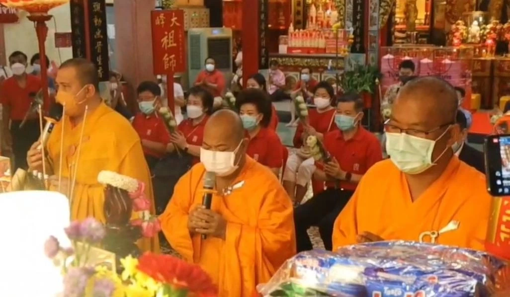 พิธีเวียนธูป ช่วยดลบันดาลให้ศิษยานุศิษย์และสาธุชนประสบโชคดีตลอดปีใหม่