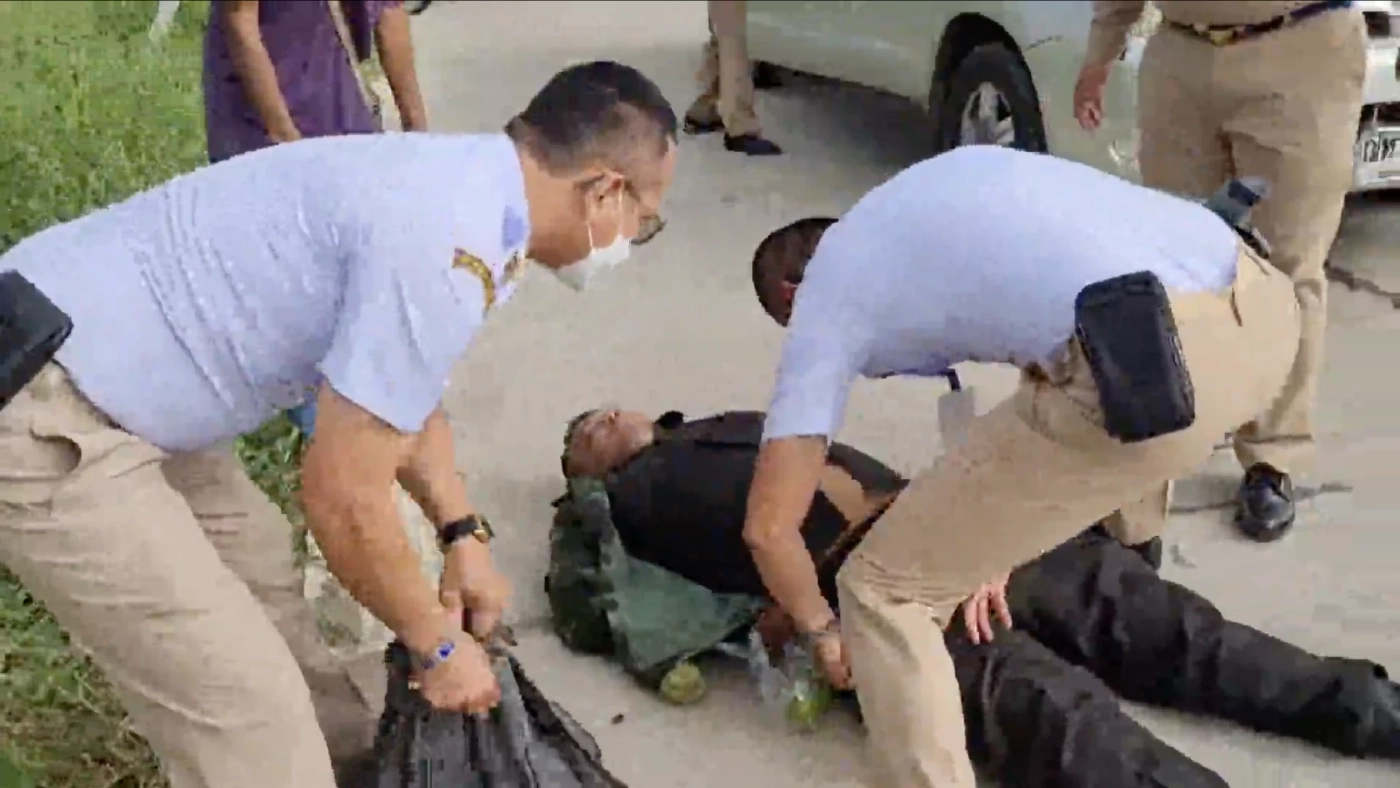 หนุ่มแต่งกาย “คล้ายทหาร” คลั่งถืออาวุธ ไล่ทุบรถประชาชน