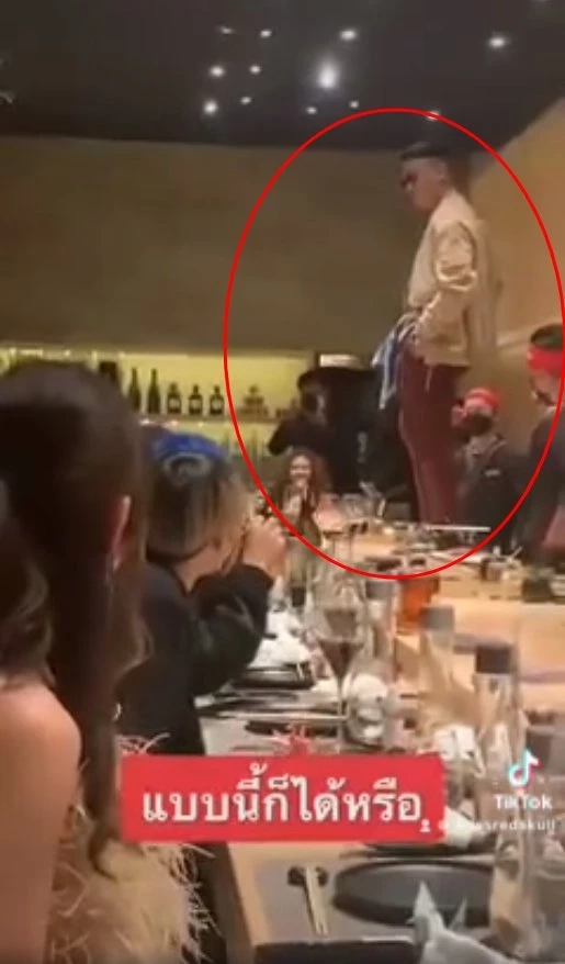 ทัวร์ถล่ม &quot;แจ๊กแปปโฮ&quot; ปีนเหยียบโต๊ะอาหาร ร้านญี่ปุ่นปิดด่วนถูกไล่ลดดาวรีวิว 