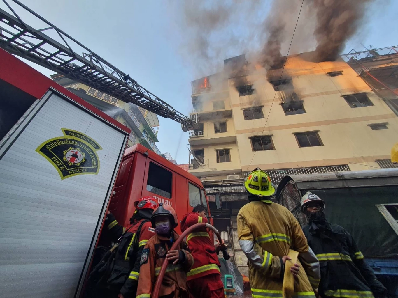 ไฟไหม้ย่านเยาวราช-สำเพ็ง เป็นโกดังเก็บของเล่น ชาวบ้านวิ่งหนีกันอลหม่าน