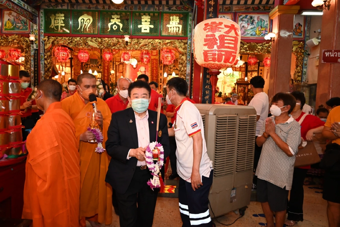 พิธีเวียนธูป ช่วยดลบันดาลให้ศิษยานุศิษย์และสาธุชนประสบโชคดีตลอดปีใหม่