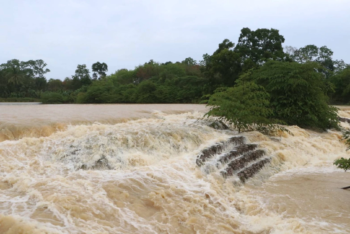 น้ำล้นสปิลเวย์