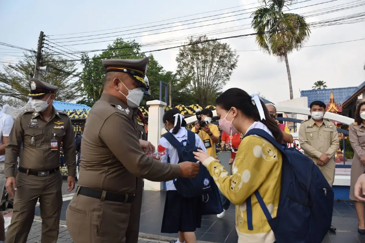 ตำรวจอุตรดิตถ์ ถอดเครื่องแบบ ใส่ชุดคิวปิดแจกอมยิ้มแทนใบสั่ง