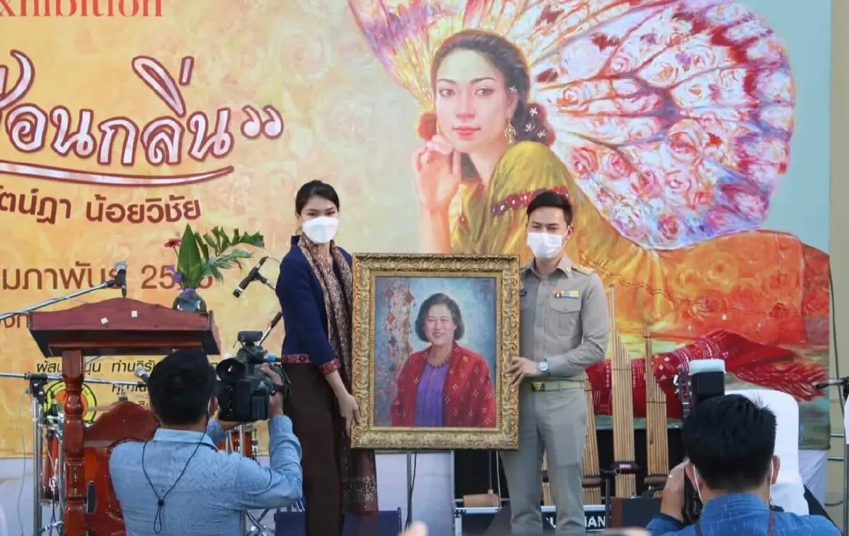 นิทรรศการ "บุษบาซ่อนกลิ่น" จากศิลปินสาวอีสาน