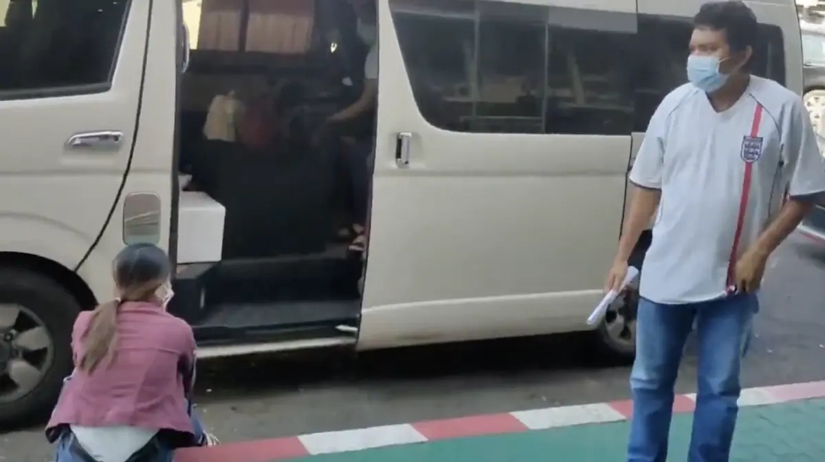 ตม.สกัดจับรถตู้ 2 คัน ขนแรงงานต่างด้าวส่งชายแดน