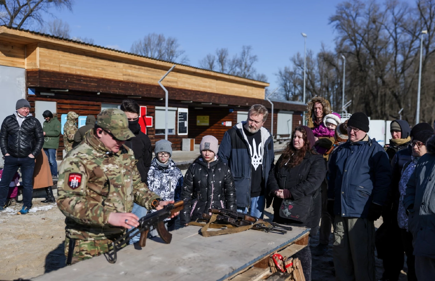 เด็กชาวยูเครนจับอาวุธเตรียมสู้รัสเซีย