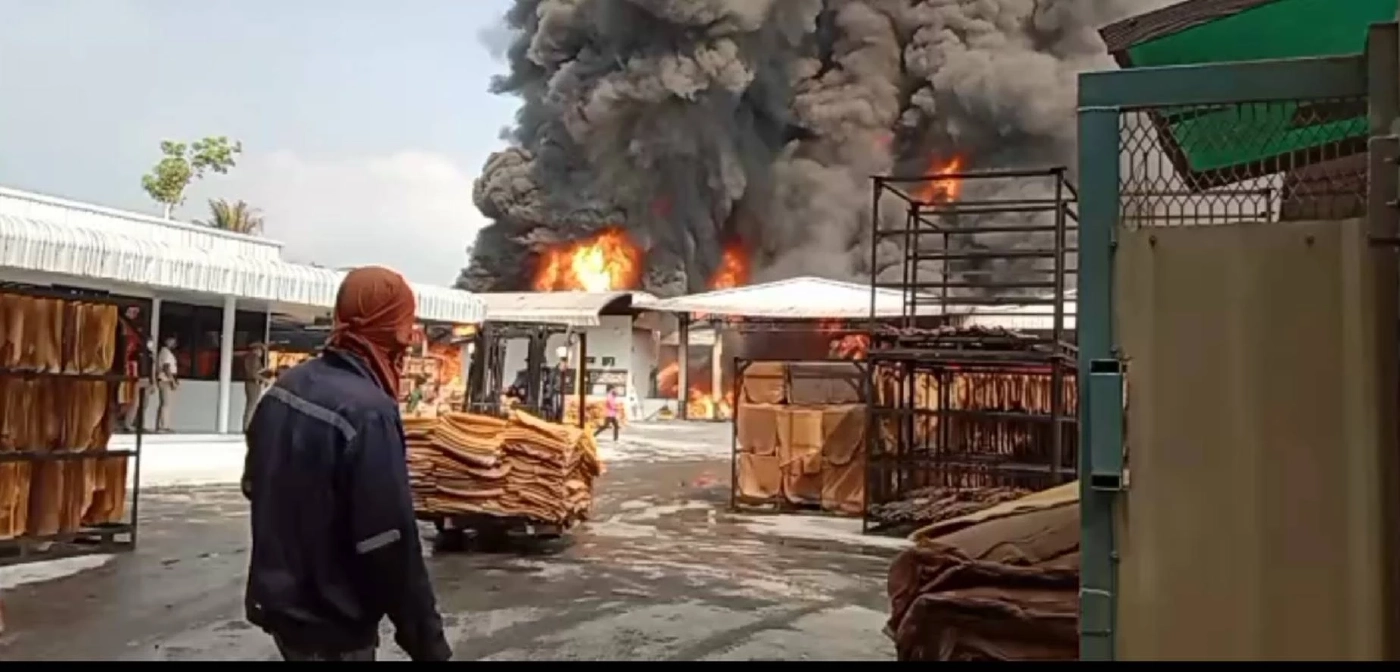 ด่วน ! ไฟไหม้โรงงานผลิตยาง จ.ระยอง ยังคุมเพลิงไม่ได้ คาดเสียหายไม่ต่ำ 5 ล้าน