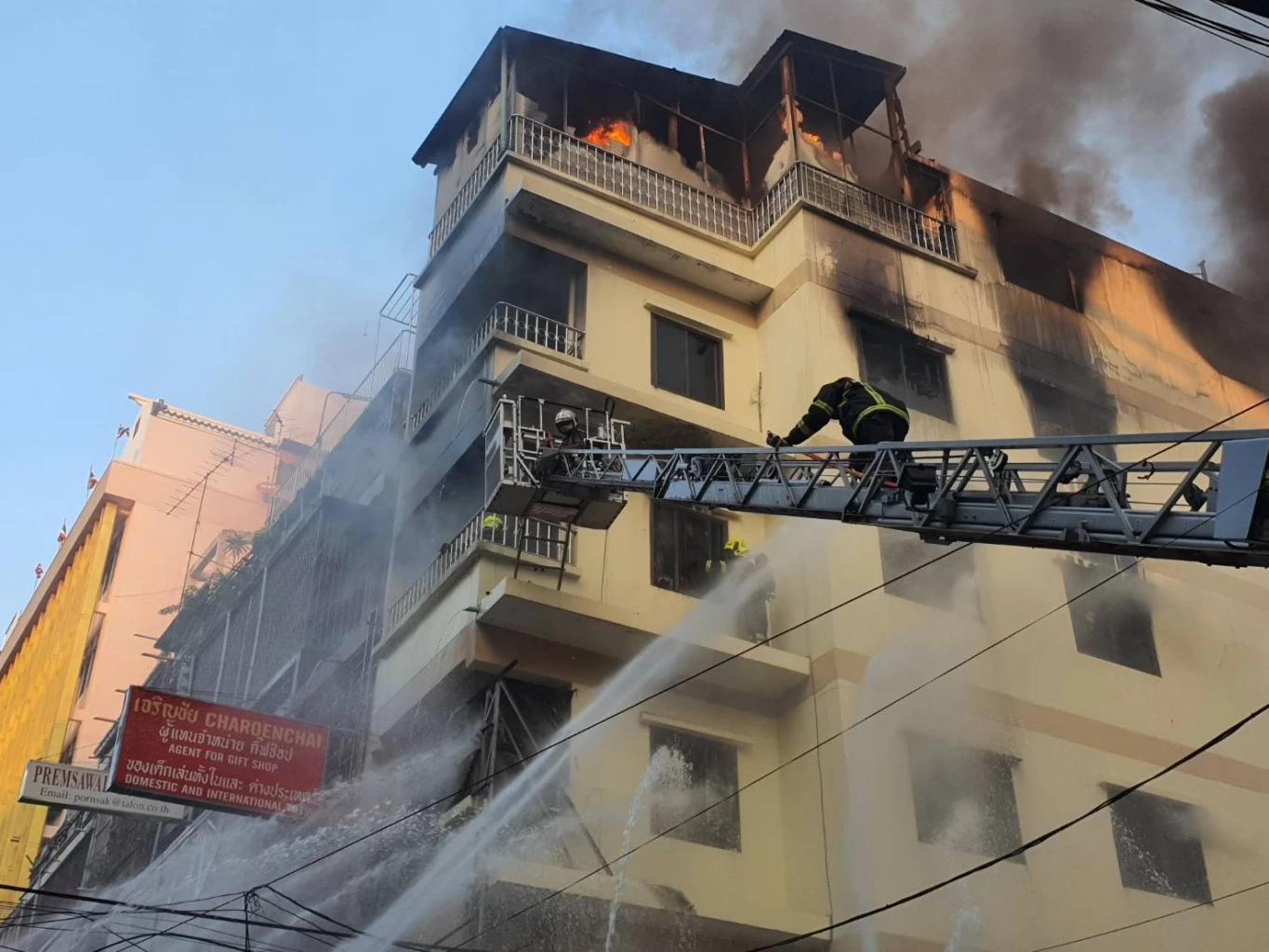 ไฟไหม้ย่านเยาวราช-สำเพ็ง เป็นโกดังเก็บของเล่น ชาวบ้านวิ่งหนีกันอลหม่าน