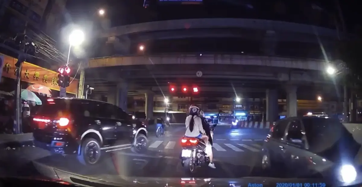กลับรถแยกไฟแดง ชนคนข้าม "ทางม้าลาย" อ้างรีบไปหาลูกป่วย