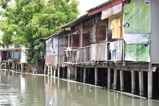 ชาวชุมชนชายคลองหลักสี่ขับไล่ ผอ.หลักสี่ โวยโครงการบ้านมั่นคงไล่ที่