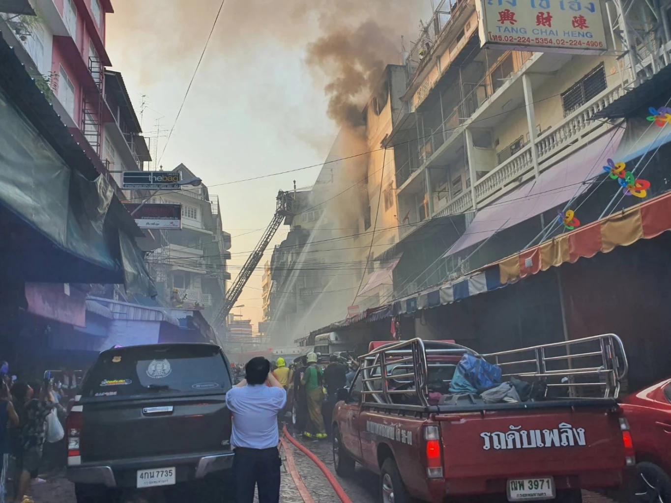 ไฟไหม้ย่านเยาวราช-สำเพ็ง เป็นโกดังเก็บของเล่น ชาวบ้านวิ่งหนีกันอลหม่าน