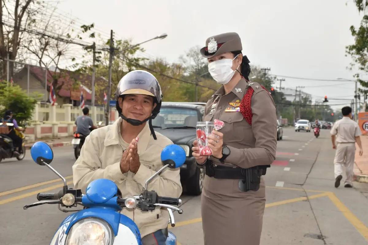 ตำรวจอุตรดิตถ์ ถอดเครื่องแบบ ใส่ชุดคิวปิดแจกอมยิ้มแทนใบสั่ง