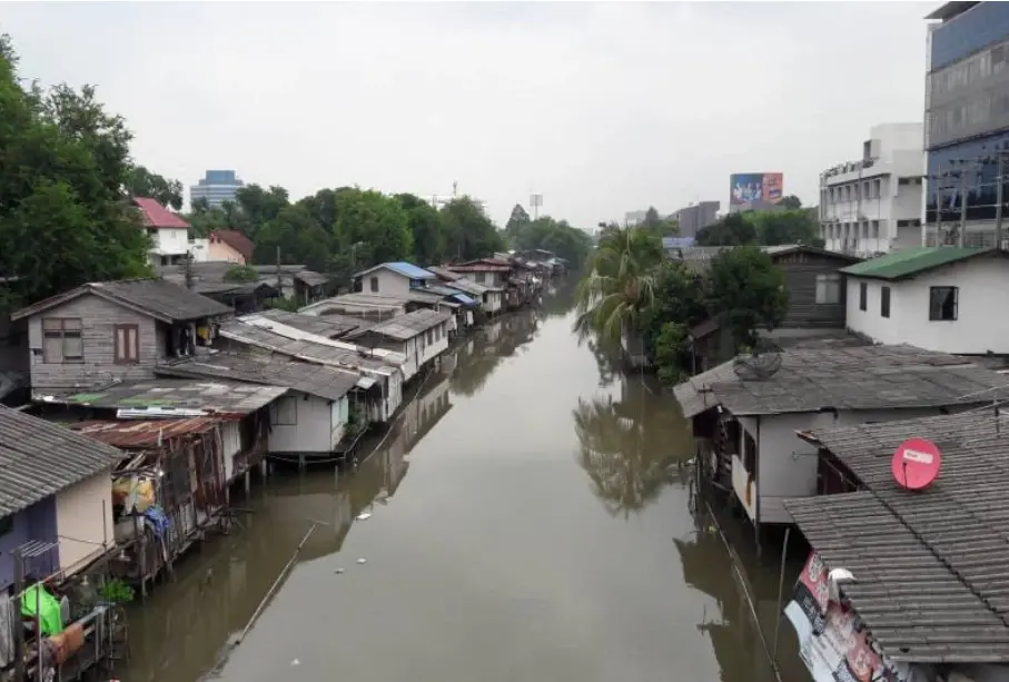 ชาวชุมชนชายคลองหลักสี่ขับไล่ ผอ.หลักสี่ โวยโครงการบ้านมั่นคงไล่ที่