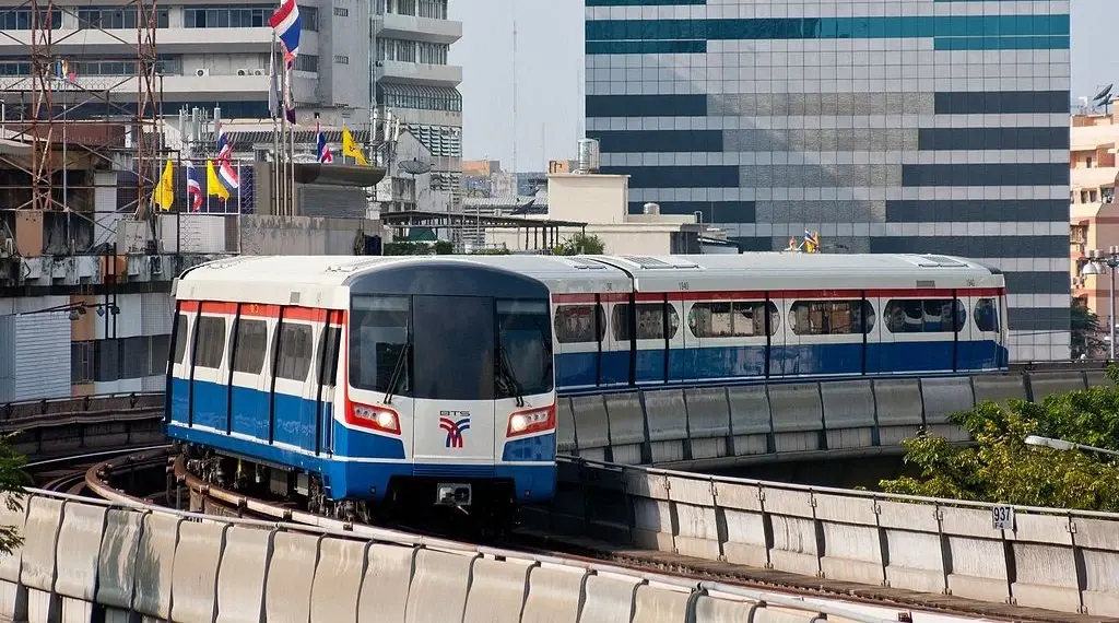 ก้าวไกล ค้านสุดลิ่ม ขยายสัมปทานรถไฟฟ้าบีทีเอส แนะทางออก ใช้ตั๋วร่วม