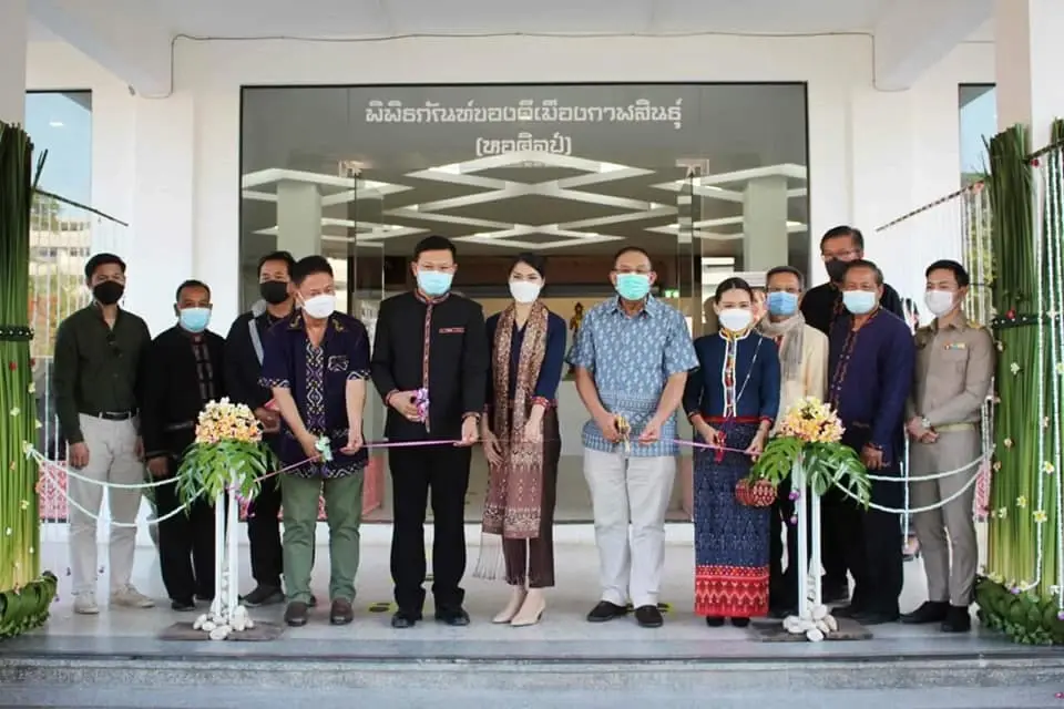 นิทรรศการ "บุษบาซ่อนกลิ่น" จากศิลปินสาวอีสาน