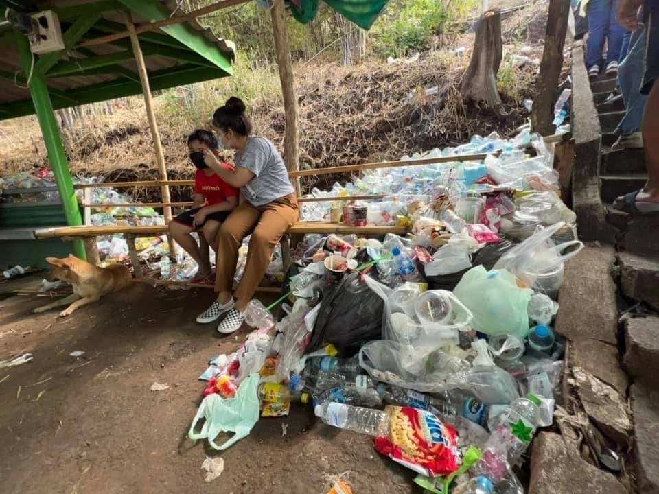 ดราม่า! นักท่องเที่ยวทิ้งขยะเกลื่อน "วัดเขาวงพระจันทร์" สะท้อนนิสัยมักง่าย 