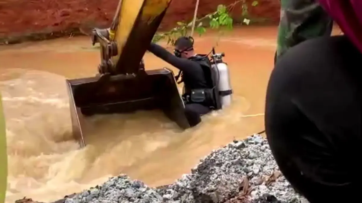 อุบัติเหตุกระบะตกคอสะพาน
