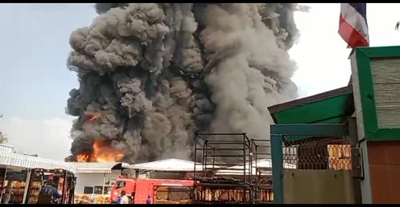 ด่วน ! ไฟไหม้โรงงานผลิตยาง จ.ระยอง ยังคุมเพลิงไม่ได้ คาดเสียหายไม่ต่ำ 5 ล้าน