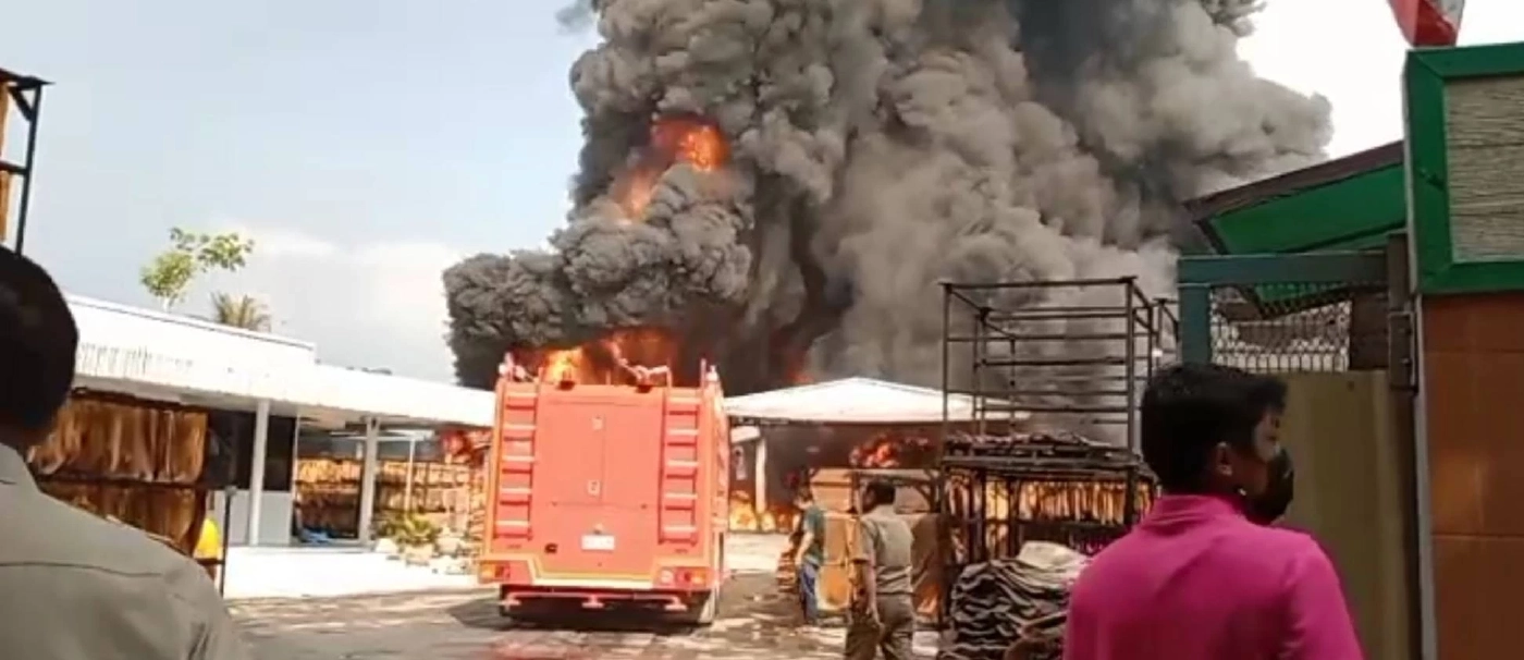 ด่วน ! ไฟไหม้โรงงานผลิตยาง จ.ระยอง ยังคุมเพลิงไม่ได้ คาดเสียหายไม่ต่ำ 5 ล้าน