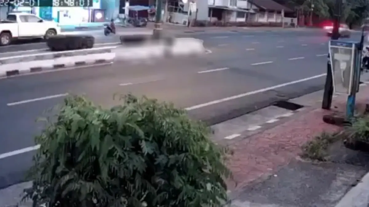สาวหาดใหญ่ซิ่งเก๋ง ชนชายสูงวัย ปลิวกระแทกเกาะกลาง “เสียชีวิตคาที่”