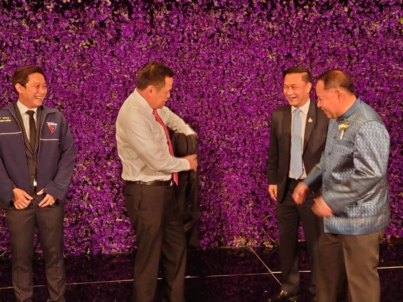 "เอกราช- วัฒนา" ซบ ภท. "เนวิน-อนุทิน" โผล่งานแต่งลูกชายสวมเสื้อพรรคให้