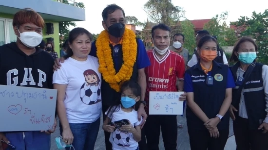 สะพัด "บิ๊กแจ๊ส" จ่อโดน กกต. ให้ใบแดง ชาวปทุมฯ แห่ให้กำลังใจแน่น