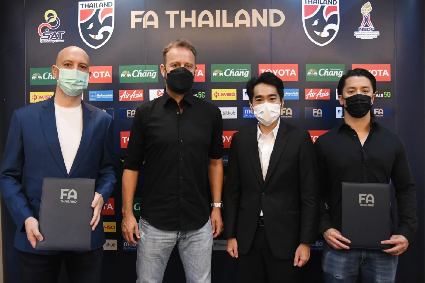 ส.บอล ต่อสัญญา "มาโน่" คุมทัพช้างศึกถึงปี 2023