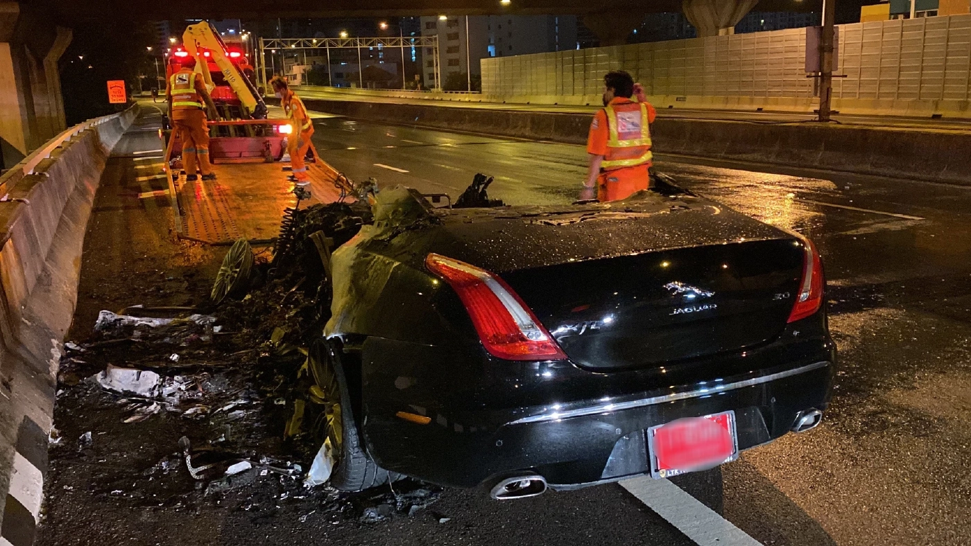 ระทึก! ไฟไหมรถยนต์หรูกลางทางด่วน พังเสียหายทั้งคัน