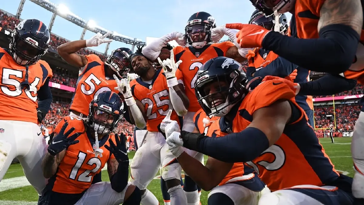 (บรองโกส์ อาจเป็นทีมที่สองใน NFL ที่แฟนเป็นผู้ถือหุ้น และทีมแรกที่บริหารแบบอัตโนมัติด้วยสัญญาอัจฉริยะ / ภาพ Getty Images)