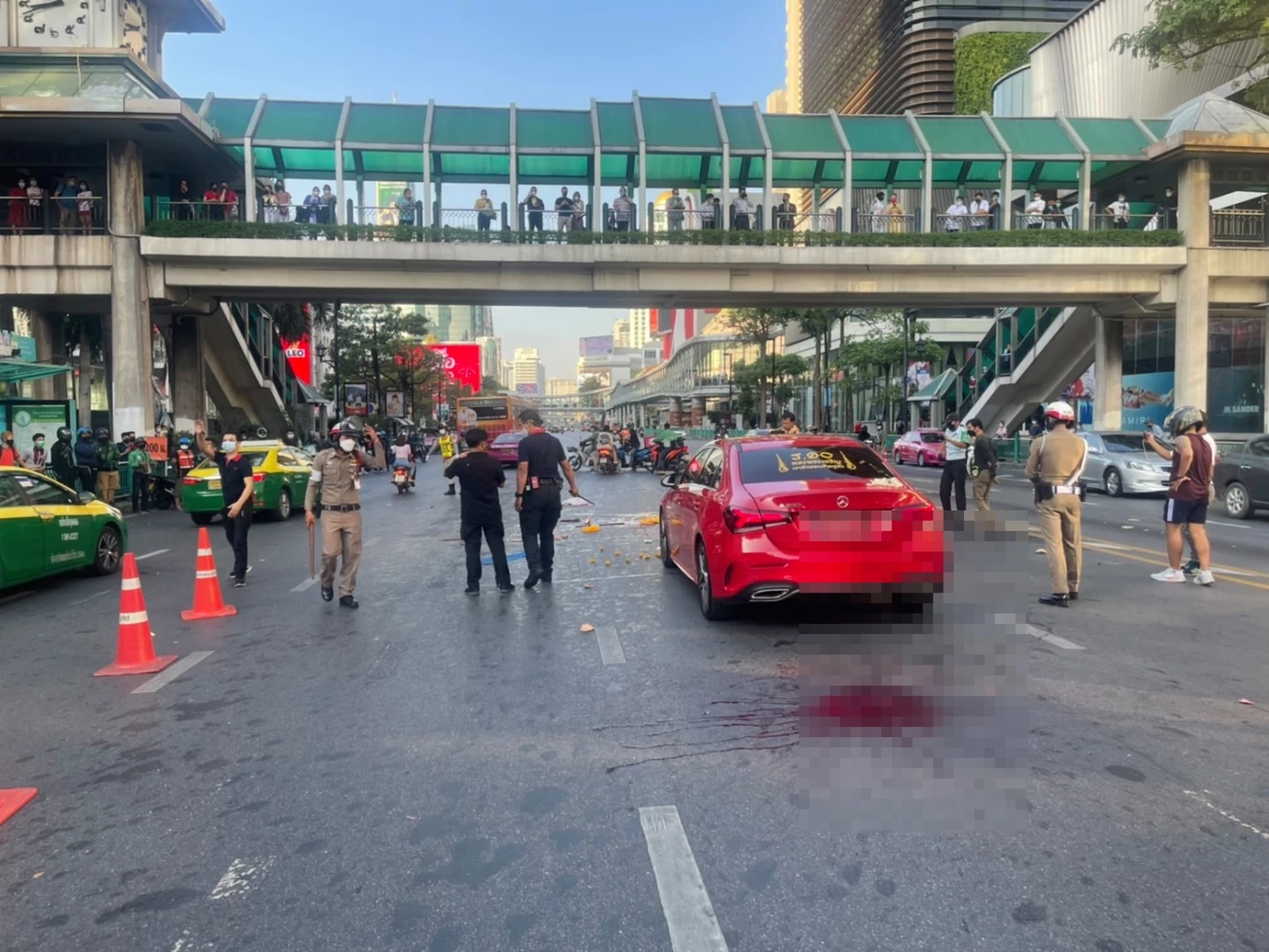 อีกแล้ว "เค100ล้าน" นักธุรกิจดัง คลั่งปาดคอตัวเอง - ปล่อยงู กลางถนนราชดำริ