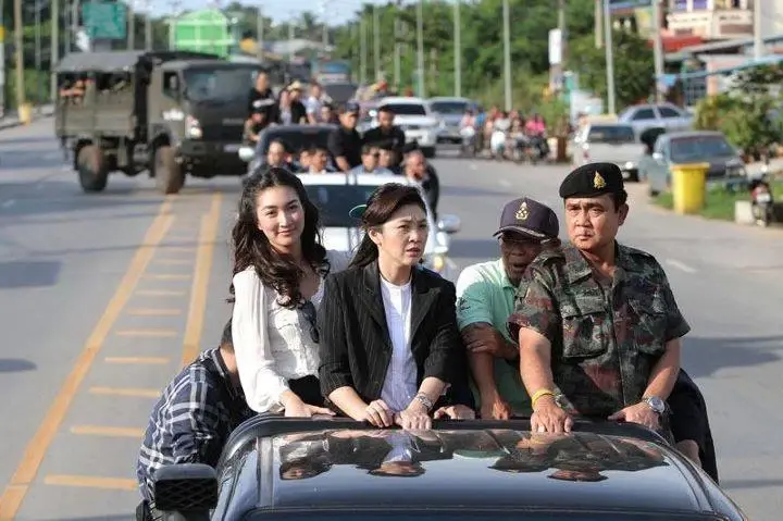 น.ส.ยิ่งลักษณ์ ชินวัตร - พล.อ.ประยุทธ์ จันทร์โอชา 