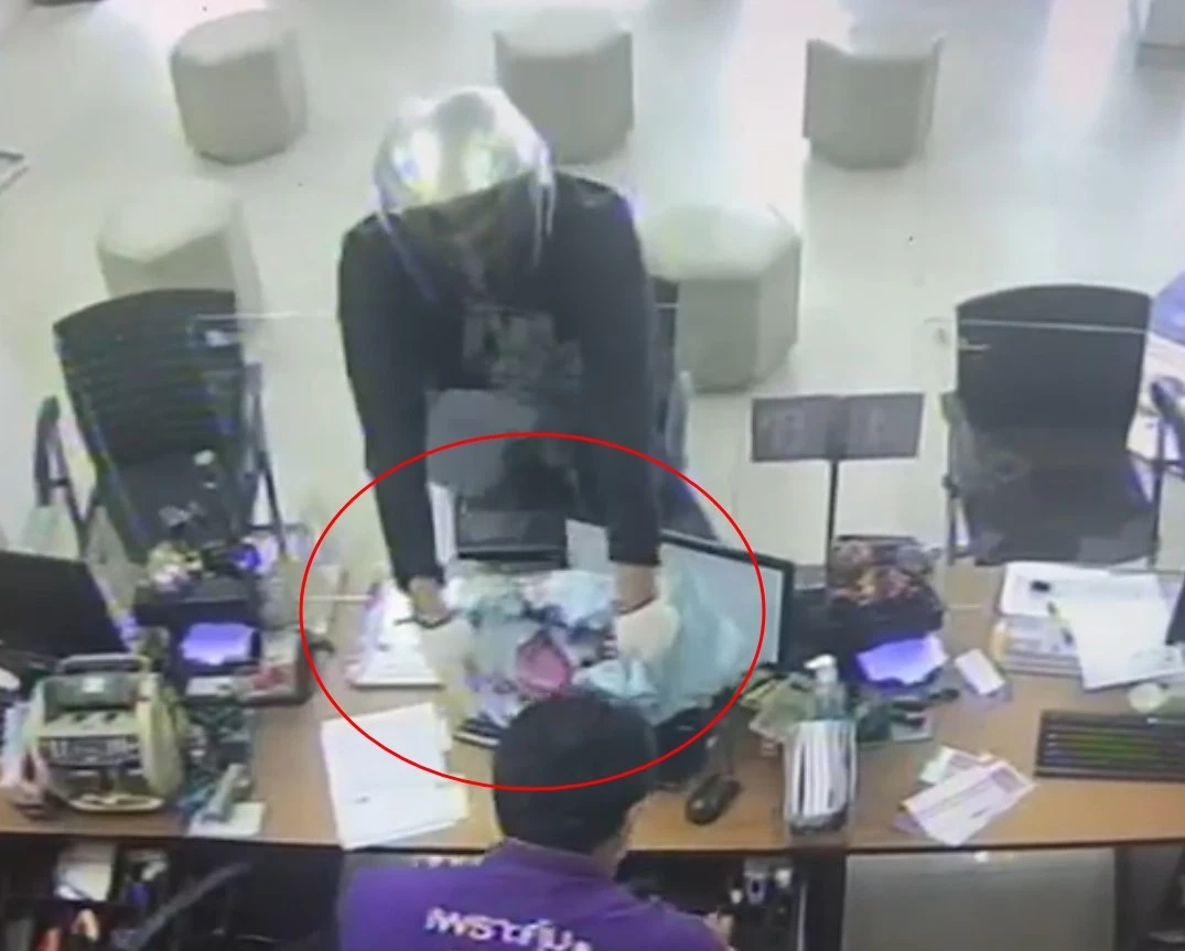 ไม่รอด! จนท.รวบ "ไอ้เบิ้ม" บุกเดี่ยวจี้ชิงเงินธนาคาร 2 แสนบาท 