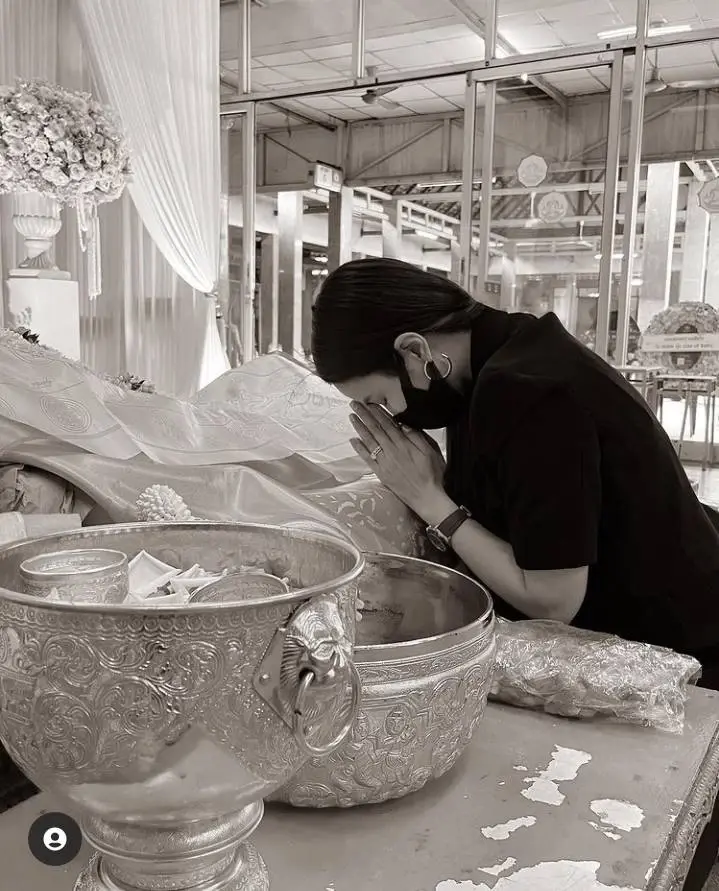 “จั๊กจั่น” เผยภาพสุดเศร้า กราบลาคุณแม่สามีครั้งสุดท้าย